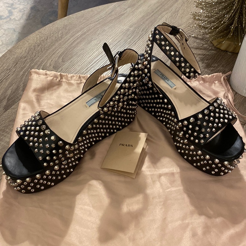 PRADA BLACK SAFFIANO SPIKED STUDDED WEDGE PLATFORM SANDALS | 38.5 8 | EUC